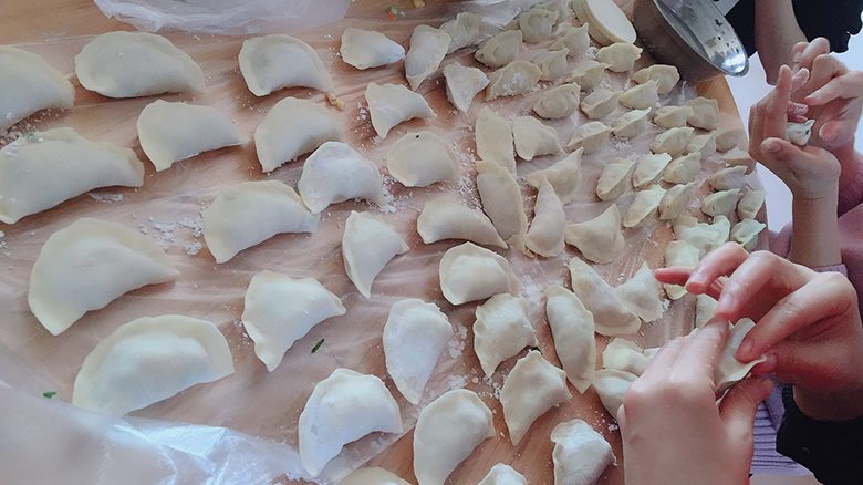 2018冬至锐天家人包饺子