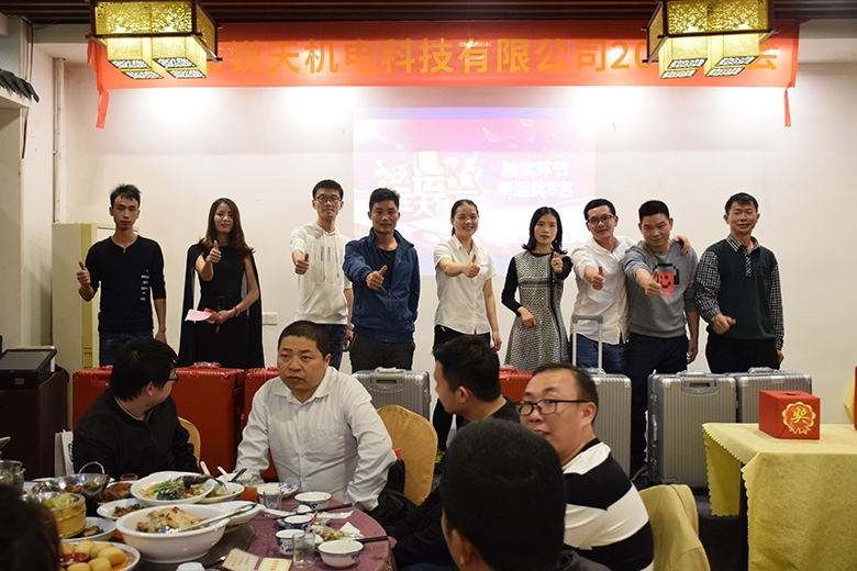 幸运奖行李箱一个